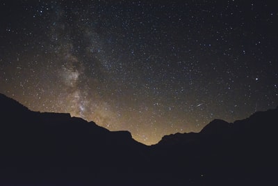 夜晚星空下的山影